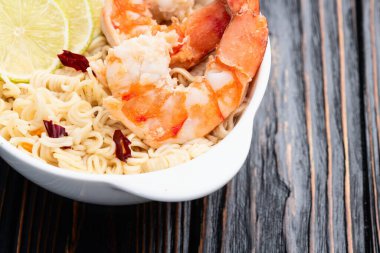 Tom karidesli leziz çorba hazır erişte ve limon fotoğrafçılığı. Asya yemekleri. Kırsal arkaplanda üst görünüm