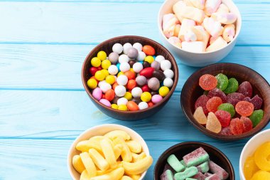 Renkli şekerlerin karışımı. Kırsal arkaplanda üst görünüm çeşitliliği