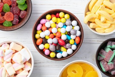 Renkli şekerlerin karışımı. Kırsal arkaplanda üst görünüm çeşitliliği