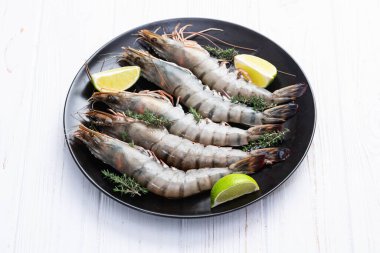 Çiğ kaplan (kral) karides fotoğrafçılığı. Kırsal arkaplanda üst görünüm