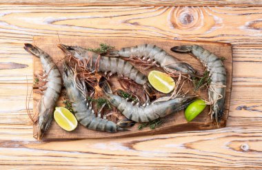 Çiğ kaplan (kral) karides fotoğrafçılığı. Kırsal arkaplanda üst görünüm
