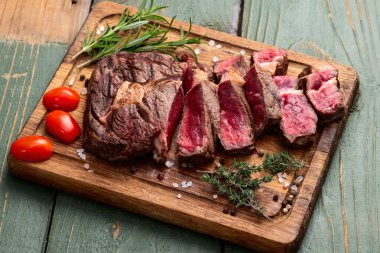 Pirzola bifteği dilimlenmiş. Nadir bulunan fotoğrafçılık. Kırsal arkaplanda üst görünüm