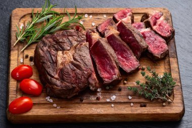 Pirzola bifteği dilimlenmiş. Nadir bulunan fotoğrafçılık. Kırsal arkaplanda üst görünüm