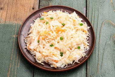 Havuçlu salamura edilmiş lahana, sağlıklı yiyecekler lahana turşusu fotoğrafçılığı. Kırsal arkaplanda üst görünüm