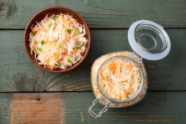 Havuçlu salamura edilmiş lahana, sağlıklı yiyecekler lahana turşusu fotoğrafçılığı. Kırsal arkaplanda üst görünüm