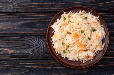 Havuçlu salamura edilmiş lahana, sağlıklı yiyecekler lahana turşusu fotoğrafçılığı. Kırsal arkaplanda üst görünüm