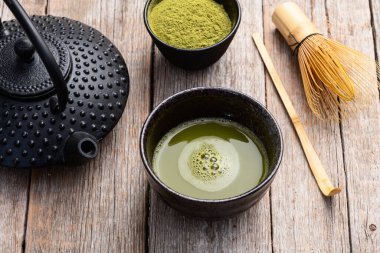 Japon töreni. Yeşil pudra çayı, sağlıklı içecek. Kırsal arkaplanda üst görünüm