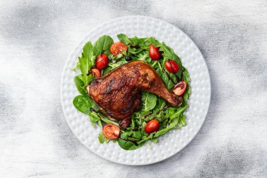 Kızarmış tavuk budu, domates ve salata. En iyi görüntü fotoğrafçılığı