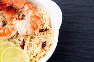 Tom karidesli leziz çorba hazır erişte ve limon fotoğrafçılığı. Asya yemekleri. Kırsal arkaplanda üst görünüm