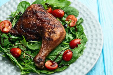 Kızarmış tavuk budu, domates ve salata. En iyi görüntü fotoğrafçılığı