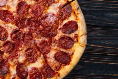Pizza pepperonili fast food. Kırsal arkaplan fotoğrafçılığının üst görünümü