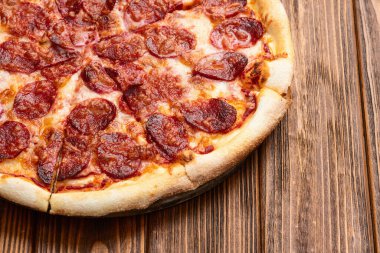 Pizza pepperonili fast food. Kırsal arkaplan fotoğrafçılığının üst görünümü