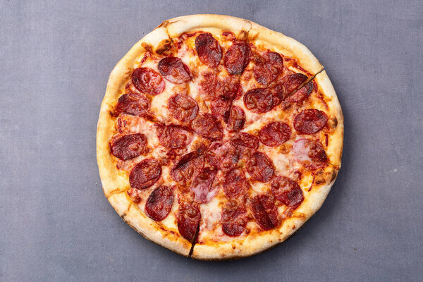 Пицца пепперони фаст фуд. Вид сверху на ржавый фон фотографии
