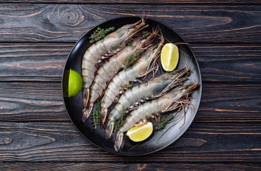 Çiğ kaplan (kral) karides fotoğrafçılığı. Kırsal arkaplanda üst görünüm