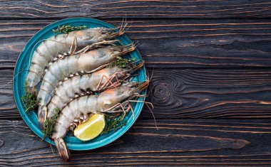 Çiğ kaplan (kral) karides fotoğrafçılığı. Kırsal arkaplanda üst görünüm