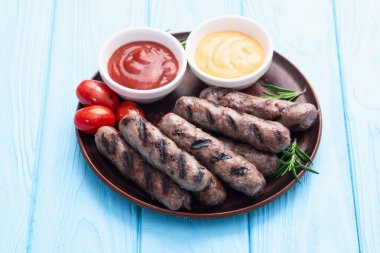 Biberiye soslu ızgara biftek ve domates fotoğrafçılığı. Kırsal arkaplanda üst görünüm