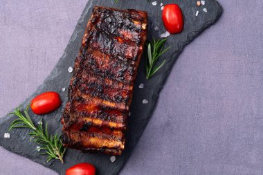 Izgara domuz pirzolası barbekü fotoğrafçılığı. Kırsal arkaplanda üst görünüm