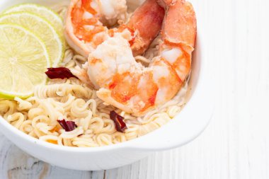 Tom karidesli leziz çorba hazır erişte ve limon fotoğrafçılığı. Asya yemekleri. Kırsal arkaplanda üst görünüm