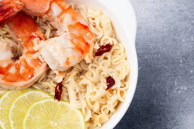 Tom karidesli leziz çorba hazır erişte ve limon fotoğrafçılığı. Asya yemekleri. Kırsal arkaplanda üst görünüm