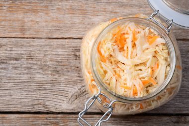 Havuçlu salamura edilmiş lahana, sağlıklı yiyecekler lahana turşusu fotoğrafçılığı. Kırsal arkaplanda üst görünüm