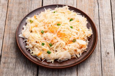 Havuçlu salamura edilmiş lahana, sağlıklı yiyecekler lahana turşusu fotoğrafçılığı. Kırsal arkaplanda üst görünüm