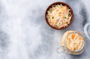 Havuçlu salamura edilmiş lahana, sağlıklı yiyecekler lahana turşusu fotoğrafçılığı. Kırsal arkaplanda üst görünüm