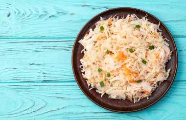 Havuçlu salamura edilmiş lahana, sağlıklı yiyecekler lahana turşusu fotoğrafçılığı. Kırsal arkaplanda üst görünüm