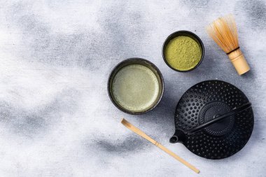Japon töreni. Yeşil pudra çayı, sağlıklı içecek. Kırsal arkaplanda üst görünüm