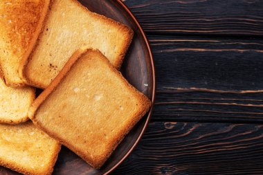 Tabak fotoğrafında tost ekmeği. Kırsal arkaplanda üst görünüm