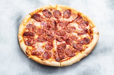 Pizza pepperonili fast food. Kırsal arkaplan fotoğrafçılığının üst görünümü