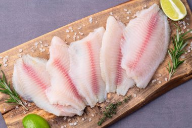 Çiğ tilapia fileto fotoğrafçılık. Kırsal arkaplanda üst görünüm