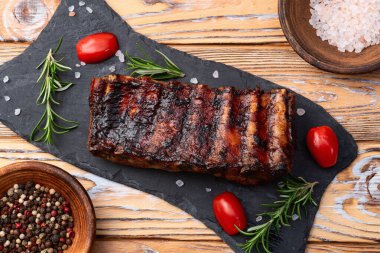 Izgara domuz pirzolası barbekü fotoğrafçılığı. Kırsal arkaplanda üst görünüm