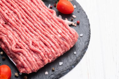 Çiğ et fotoğrafçılığı. Kırsal arkaplanda üst görünüm