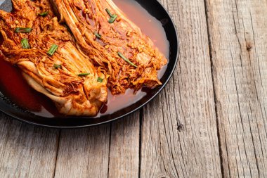Geleneksel Kore kimchi fotoğrafçılığı. Kırsal arkaplanda üst görünüm