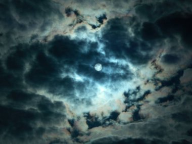 Gece gökyüzünde kara bulutlar