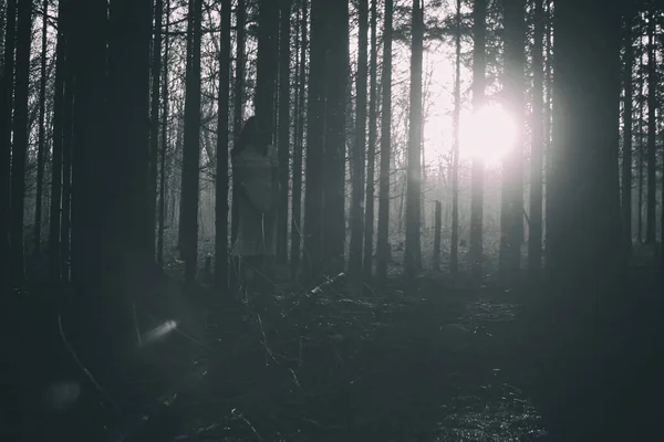 Scena Dell Orrore Una Donna Spaventosa Nella Foresta — Foto Stock
