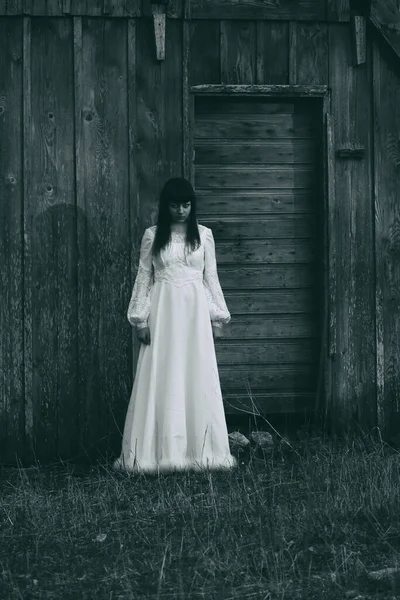 在新娘面前 一个身穿白色衣服的女人的恐怖场景 — 图库照片