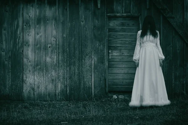 Сцена Ужаса Женщины Белом Платье — стоковое фото