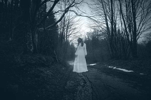 怖い女性のホラーシーン 黒と白のヴィンテージの外観 — ストック写真