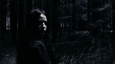 Karanlık ormanın derinliklerinde korkunç bir kadın var.