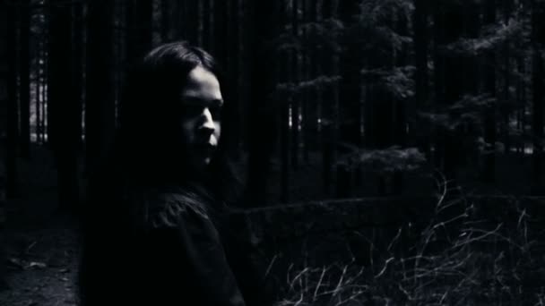 Cena Terror Uma Mulher Assustadora Floresta Escura Profunda — Vídeo de Stock