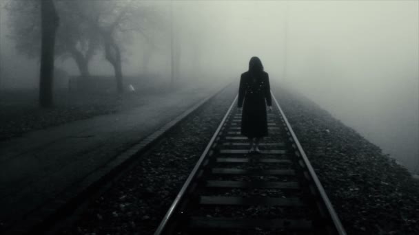 霧深い暗い森で怖い女性のホラーシーン — ストック動画