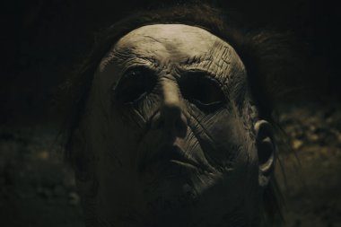 Korkunç canavar maskesinin korku sahnesi