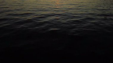 Hırvatistan 'ın Dalmaçya kentinde, Adriyatik kıyı şeridinin yumuşak altın ışığı altında huzurlu panoramik manzarası.