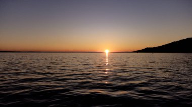 Hırvatistan 'ın Dalmaçya kentinde Adriyatik deniz manzarası.