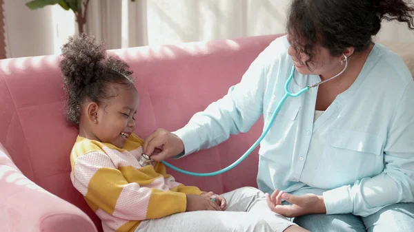 Lustige Aktive Familienkinder Mit Stethoskop Die Als Krankenschwester Vorgeben Spaß — Stockfoto