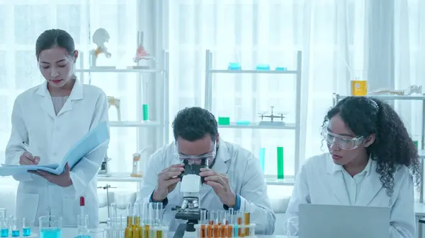 Bioteknikforskare Som Arbetar Ser Mikroskop Det Medicinska Utvecklingslaboratoriet För Vaccinutveckling — Stockfoto