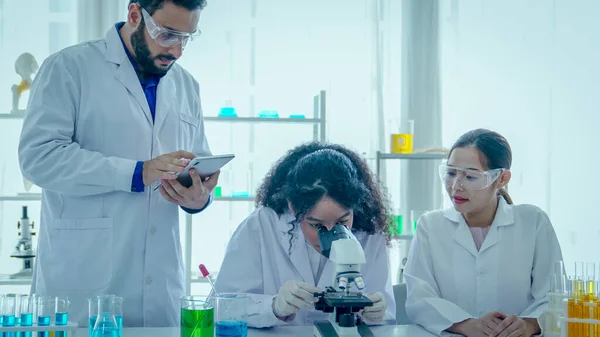 生物技术研究科学家工作显微镜在医学研发实验室进行疫苗研发 医学玻璃瓶实验室研究人员的科学家 — 图库照片