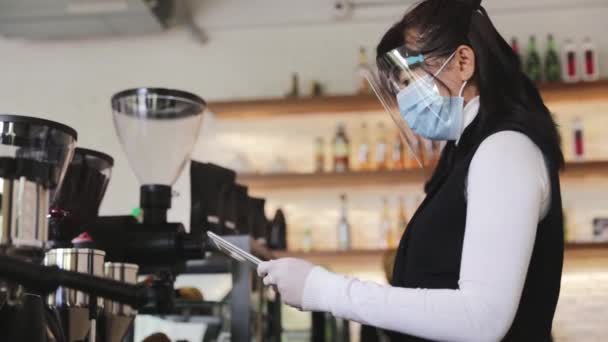 亚洲女商人在餐馆和咖啡店里检查产品时 女商人开始在自己的小企业里工作 — 图库视频影像