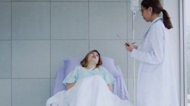 Asyalı kadın çocuk doktoru hastalara tavsiye veriyor, genç Asyalı kadın doktor ise kadın hastalara danışmanlık yapıyor ve hastane, sağlık ve yardım konseptine başvuruyor.
